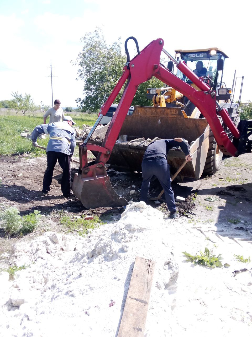Специалисты МУП &quot;Райкоммунхоз&quot; продолжают заботится о чистоте Волновахского муниципального округа.
