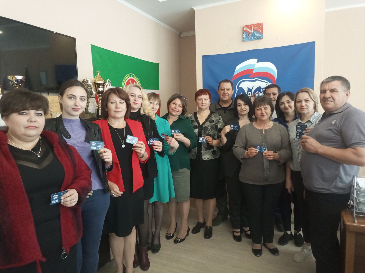 Глава муниципального образования Волновахский МО вручил партийные билеты работникам культуры.